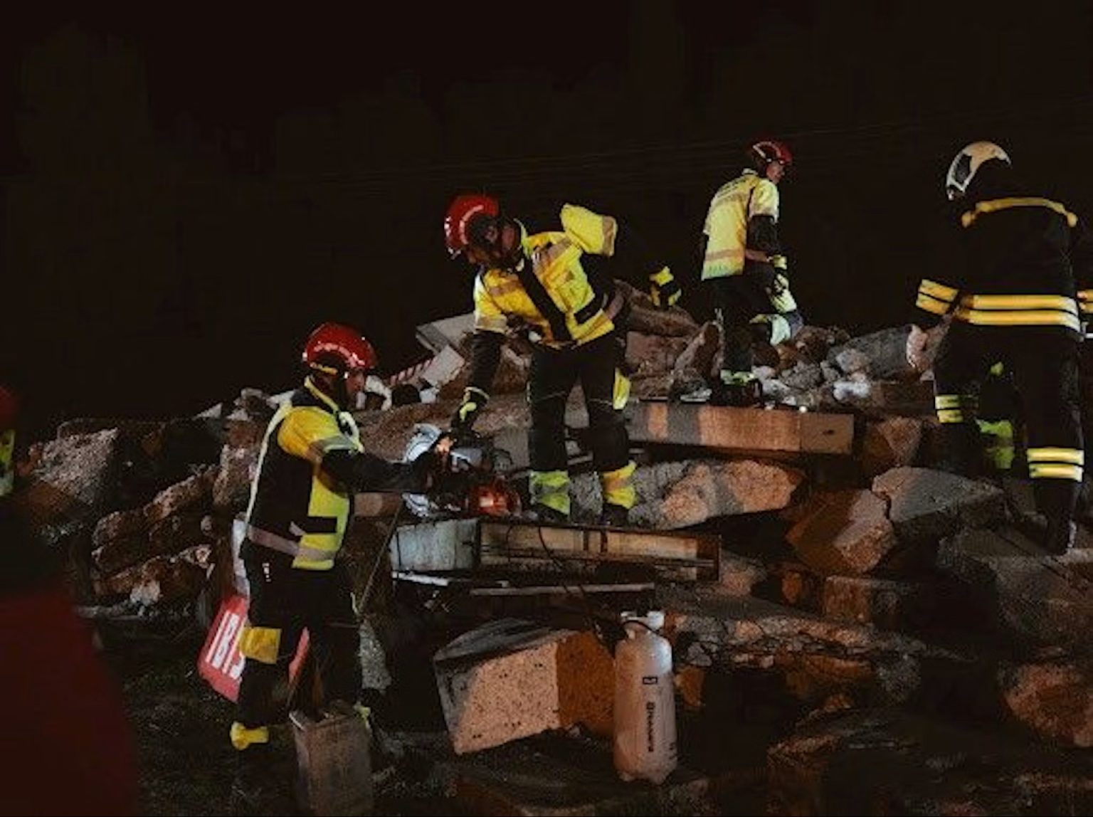 Schweizer und europäische Rettungskräfte trainieren erfolgreich die Bewältigung eines schweren Erdbebens erdbeben